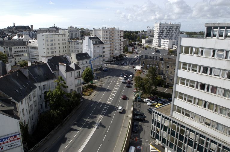 Coupure de l'avenue par le boulevard de la Paix. ; Vue de situation partielle. ; Vue générale vers l'ouest à hauteur de la cité administrative. ; Vue de situation partielle (façade postérieure).