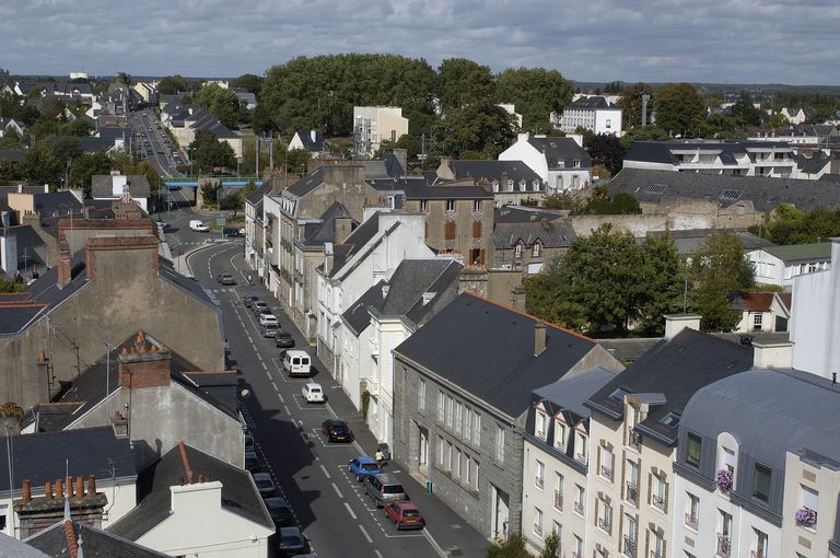 Vue aérienne de l'avenue. ; Vue prise de la cité administraive montrant une partie de l'élévation postérieure. ; Vue aérienne de l'avenue. ; Vue prise de la Cité administrative montrant les élévations sud des constructions en retours. ; Vue prise de la cité administraive montrant une partie de l'élévation postérieure. ; Vue aérienne du quartier prise de la cité administrative. ; Vue prise de la cité administrative montrant une partie des entrepôts.