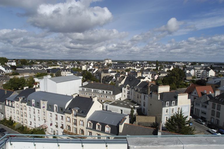 Vue aérienne prise du sud-est. ; Vue aérienne prise du sud-est. ; Vue aérienne prise du sud-est prise de la cité administrative. ; Vue aérienne prise du sud-est. ; Vue actuelle du lotissement Saint-Symphorien.