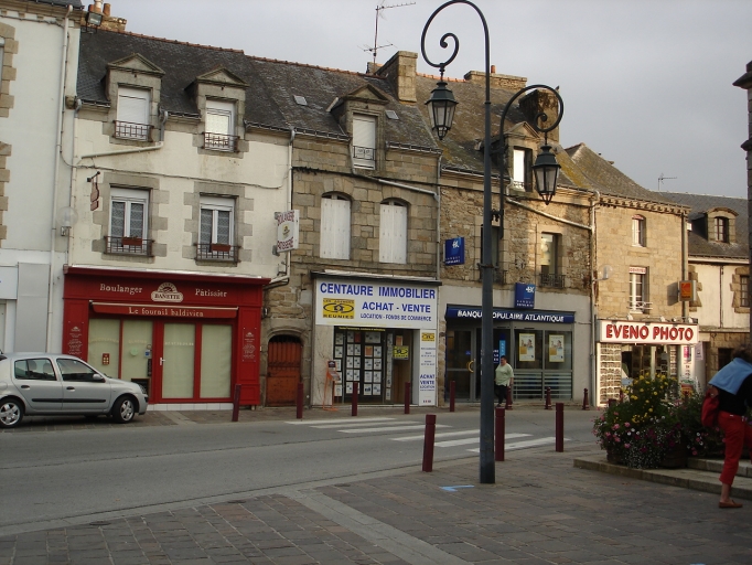Place Le Sciellour, vue du côté nord de la place ; Côté nord de la place, ensemble de quatre maisons reconstruites sur des parcelles anciennes, section AH, parcelles 95 à 98