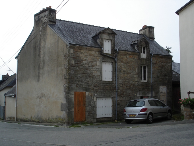 Maisons de plan massé à une pièce par niveau, boutique au rez-de-chaussée. Milieu et fin 19e siècle. Section AH, parcelles1055 et 1057.