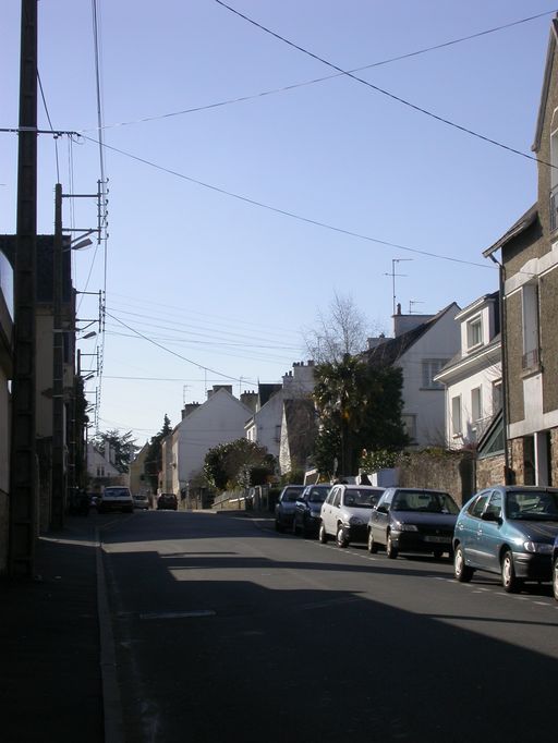 Vue de la rue vers l'ouest et versant sud de celle-ci