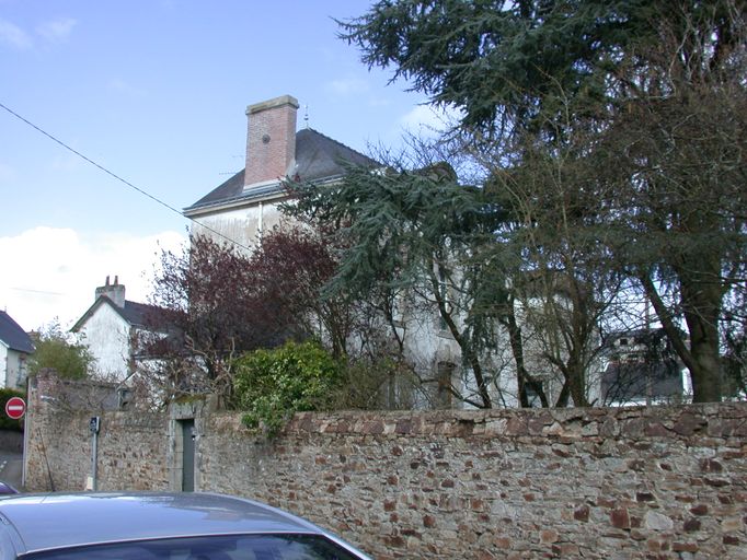 Vue de la façade sur jardin.