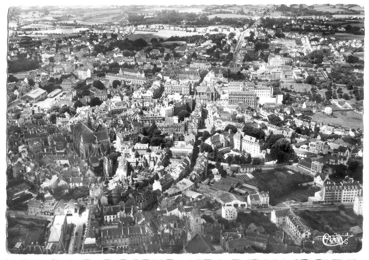 Vue aérienne du quartier Mené vers 1950. Carte postale Cim, Macon. Fonds privé. ; Vue aérienne du quartier Mené vers 1950. Carte postale Cim, Macon. Fonds privé.