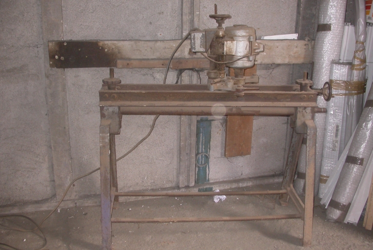 Machine à découper (défonceuse à escalier)