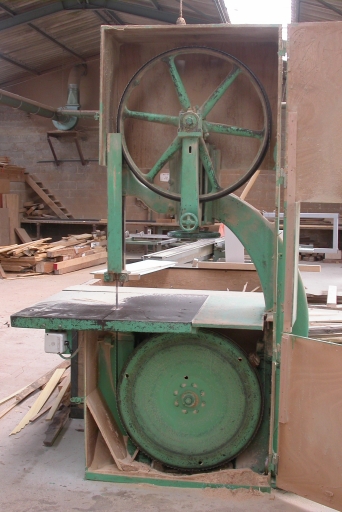 Machine à découper par scie (scie à ruban)