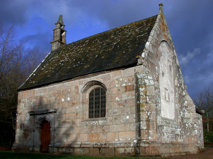 Vue générale (élévation sud) ; Perros-Guirec, Kernivinen. Chapelle Notre-Dame-de-Pitié (18ème siècle)