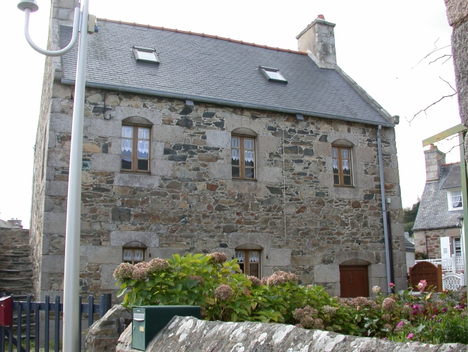 Vue générale ; Perros-Guirec, quartier de la Rade. Maison (1er quart du 19ème siècle)