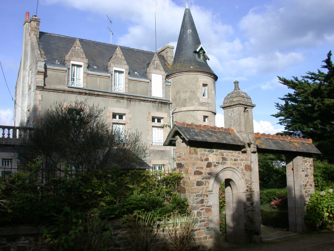 Vue d'ensemble, élévation antérieure (novembre 2006) ; Perros-Guirec, lotissement Saint-Jacques. Maison de notable dite Kervilchecoq (4ème quart du 19ème siècle)