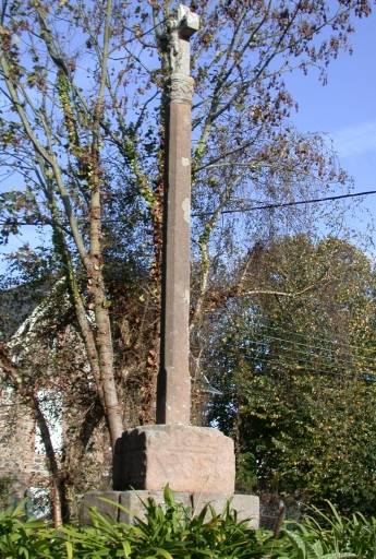 Vue générale ; Perros-Guirec, Kroas-ar-Skin. Croix monumentale (1622)