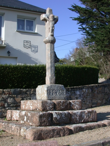 Perros-Guirec, Prat-Moguer. Croix de chemin (18ème siècle ?) ; Vue générale ; Perros-Guirec, croix de Prat-Moguer (18ème siècle ?)