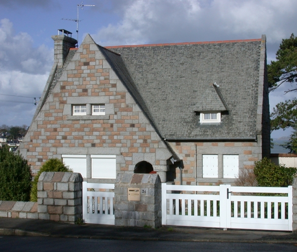 Vue générale ; Perros-Guirec, boulevard Jean Mermoz. Maison (milieu du 20ème siècle)