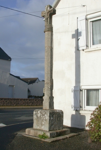 Vue générale ; Perros-Guirec, Kerreut. Croix monumentale (1667)