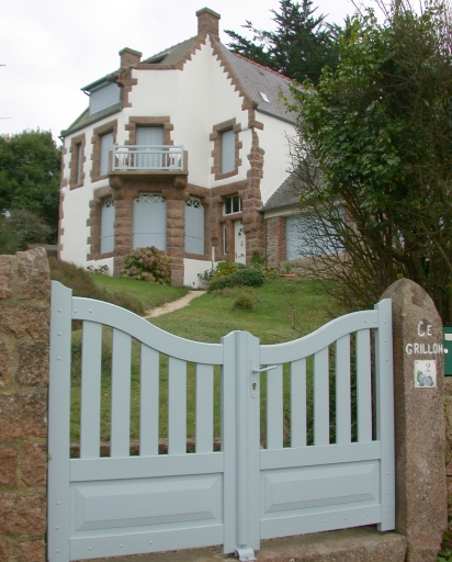 Vue générale ; Perros-Guirec, la Clarté. Maison (1er quart du 20ème siècle ?)