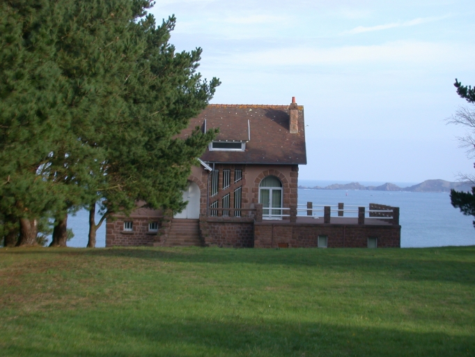 Vue générale ; Perros-Guirec, la Clarté. Maison de villégiature dite Rumengol (2ème quart du 20ème siècle)