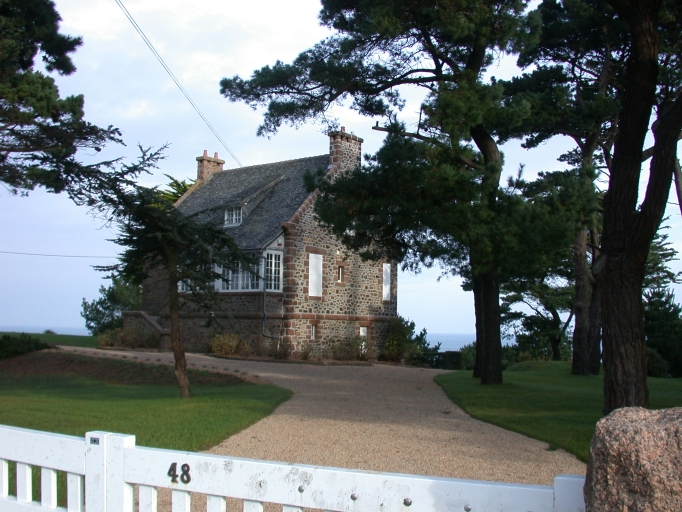 Vue générale ; Perros-Guirec, la Clarté. Maison de villégiature (2ème quart du 20ème siècle)