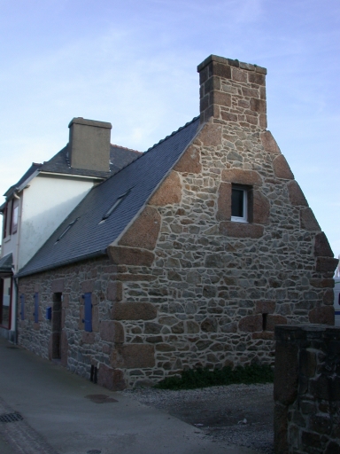 Vue générale ; Perros-Guirec, la Clarté. Maison (18ème siècle ?)