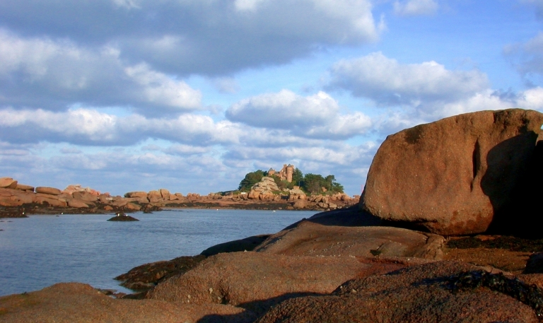 Perros-Guirec, la côte de granite rose. Vue générale de l'île de Costaérès depuis la pointe de Pen-an-Crec'h