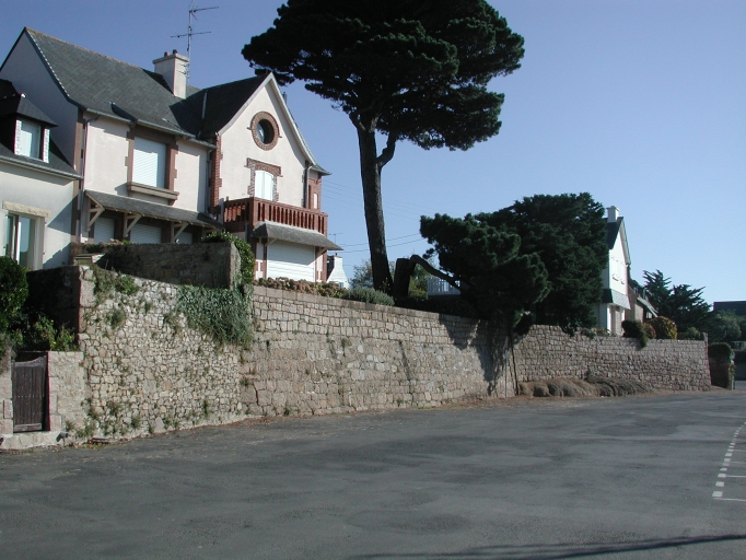 Front de port de Ploumanac'h : l'ancien mur de quai devant la villa Bagatelle
