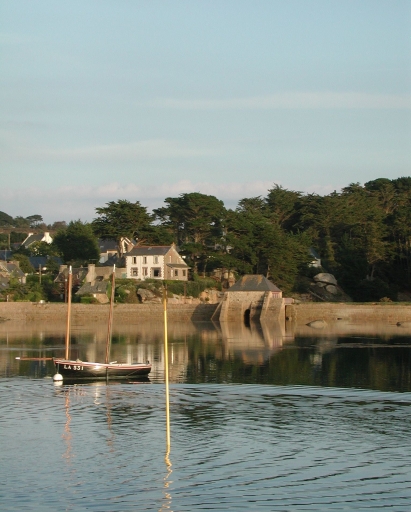 Vue générale ; Perros-Guirec, le moulin à marée du Petit Traouïero