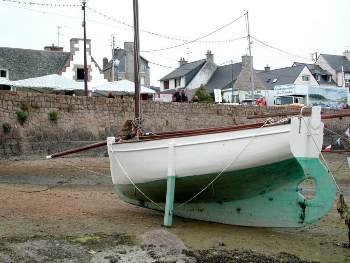 Vue de l'Etoile du Matin au port de Ploumanac'h en 2006 : remarquer la rablure ronde