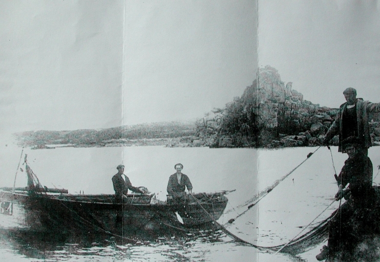 Vue générale d'un bateau de Plouguerneau en situation de pêche à l'attrappe sous le Squewel vers 1908-1910, équipage : la famille Manac'h et Nikol (collection particulière)