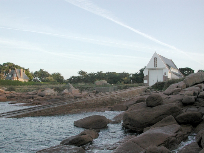 Vue de la cale et du nouvel abri de sauvetage 