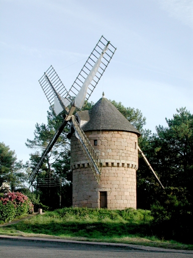 Perros-Guirec, moulin à vent de la Lande du Crac'h (1727) ; Vue générale ; Perros-Guirec, le moulin à vent de la Lande du Crac'h (1727)