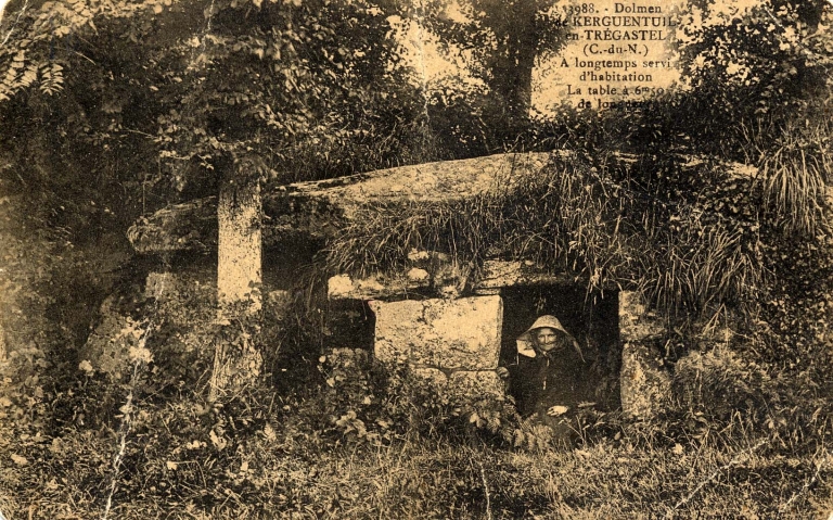 L'aménagement d'un habitat sous l'allée couverte de Kergantuil au début du 20ème siècle (collection particulière)