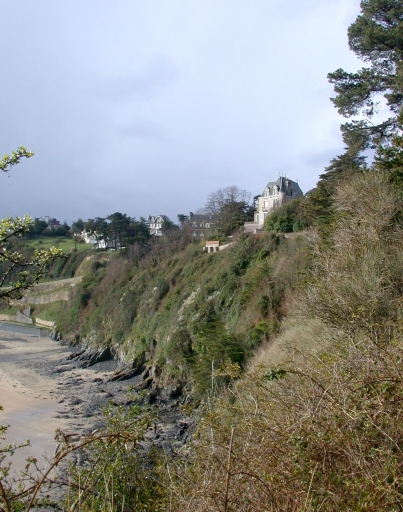 Etables-sur-Mer, les Godelins. Vue générale du front de mer