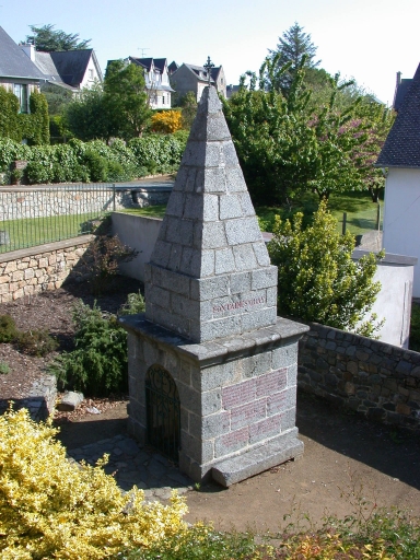 Vue générale ; Saint-Quay-Portrieux, la fontaine Saint-Quay (1862)