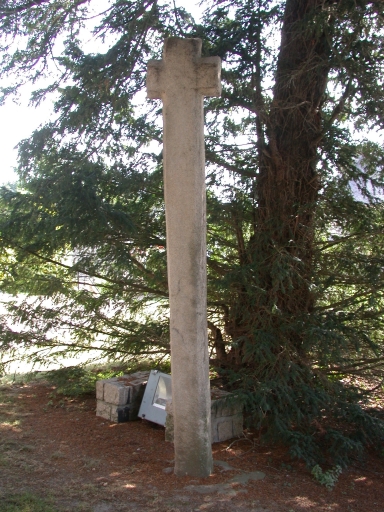 Vue générale ; Pléboulle, le bourg. Ancienne croix de cimetière (17ème siècle)