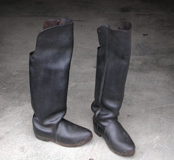 Vue générale ; Vue de la paire de sabots-bottes de Ange Jamet