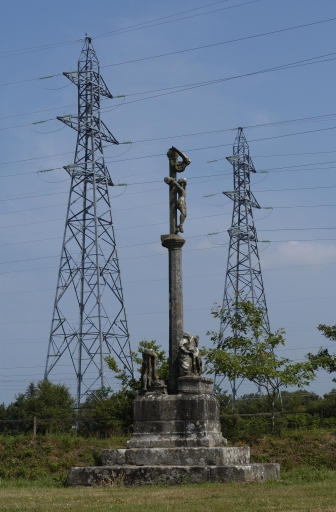 Moulin de Kerstrat : pylônes près du barrage hydroélectrique et croix monumentale provenant de Nestavel Bihan ; Vue générale sud
