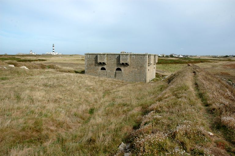 Batterie d'artillerie de côte et corps de garde crénelé, Locqueltas (Ouessant)