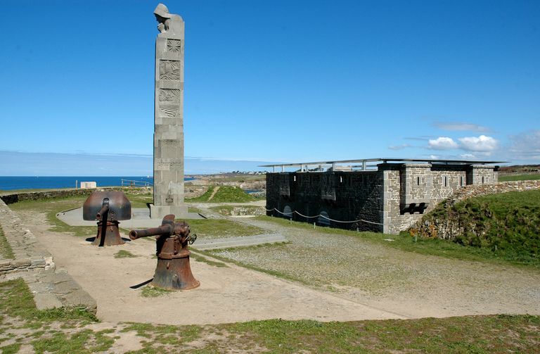 Batterie d'artillerie de côte et corps de garde crénelé puis cénotaphe National des Marins, pointe Saint-Mathieu (Plougonvelin)