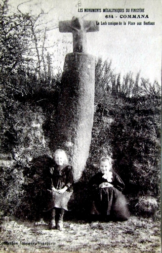 Carte postale, vers 1900 ; Bourg, place du Champs de Foire : stèle christianisée