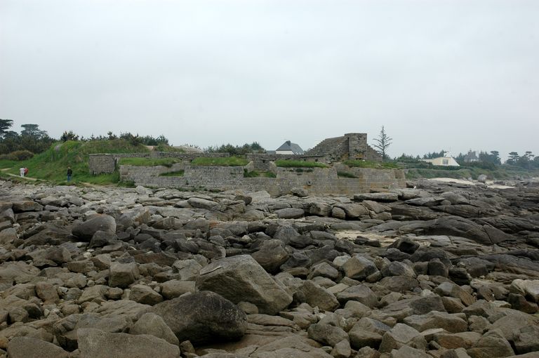 Vue du fort du Cabellou : corps de garde et batterie à 6 embrasures plongeantes