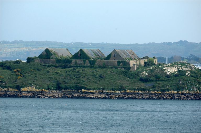 Vue de l'île des Morts : ensemble de trois magasins à poudre et d'édifices logistiques (terrain militaire : débarquement strictement interdit)