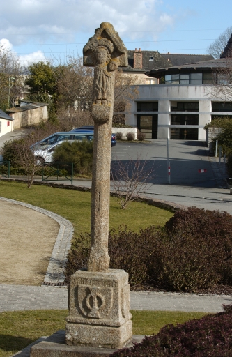 Vue générale ouest ; Ancienne croix de cimetière, place de l'église