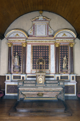 Maître-autel : autel, retable, tabernacle à dais d'exposition, gradins d'autel et degrés d'autel