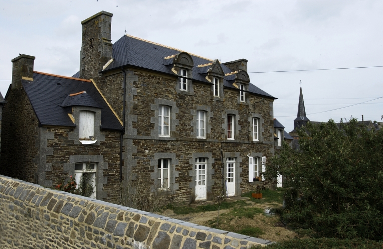 Vue générale sud ouest ; Maison route d'Evran dans le Bourg