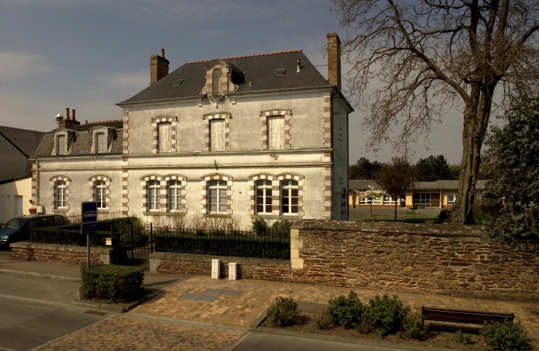 Vue sud-est ; Ancienne école du boulevard Eugène Pottier