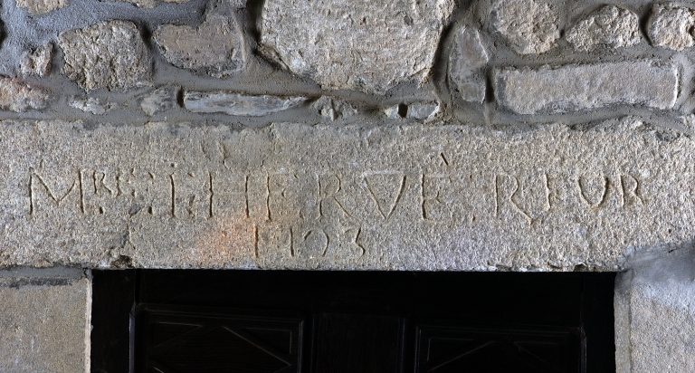 Vue générale du linteau de la porte de sacristie
