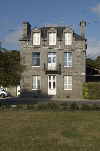 Vue générale est ; Maison située à la Gare ; Ancienne maison à boutique de la Gare