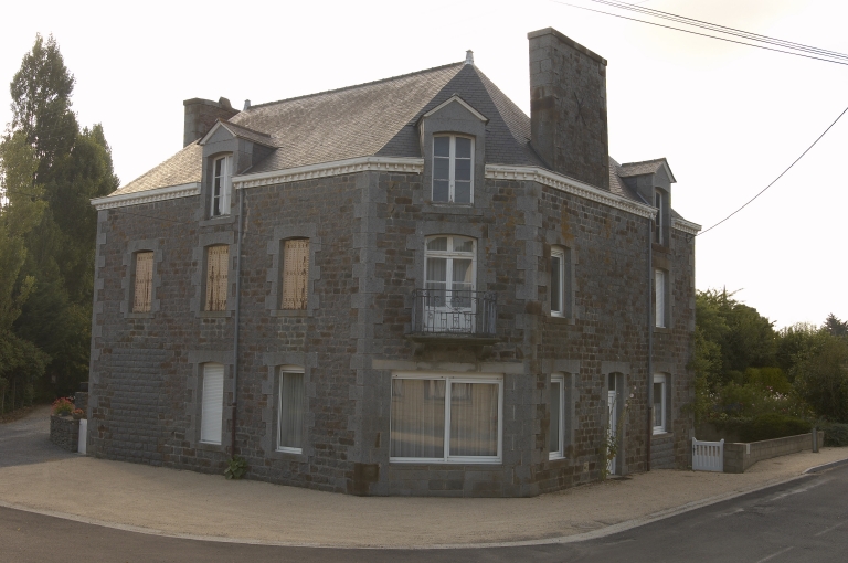 Vue générale nord-ouest ; Ancienne maison à boutique située à la Gare