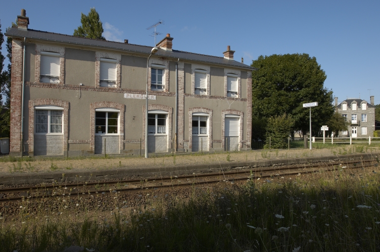 Vue nord-est ; La gare