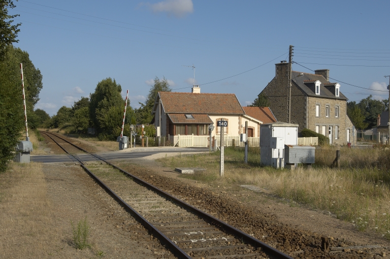 Vue générale sud-est ; La voie ferrée à la Gare ; La ligne de chemin de fer