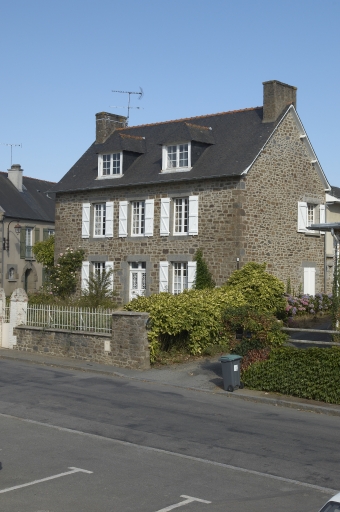 Vue générale sud-est ; Maison de la rue Laennec