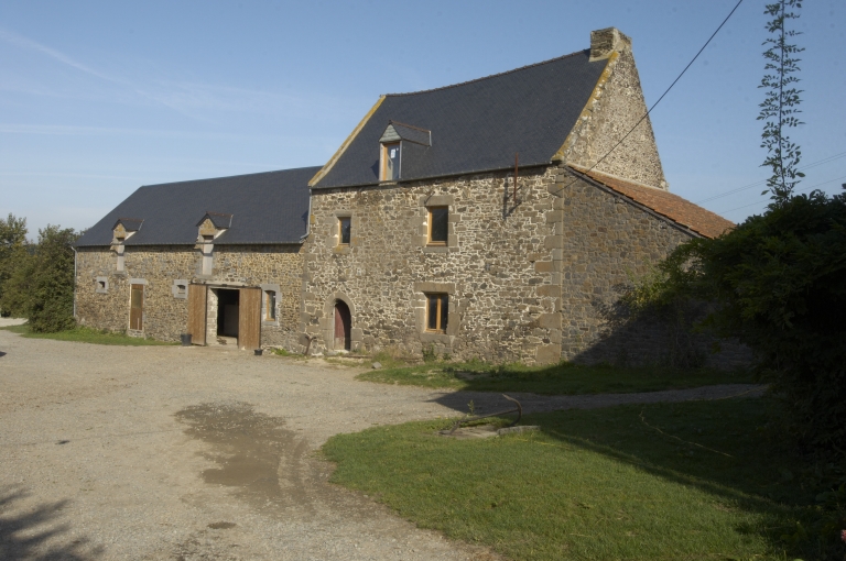 Vue générale sud-est ; L'étable, à l'ouest de l'ancien manoir ; Ancien manoir de la Ville Morin